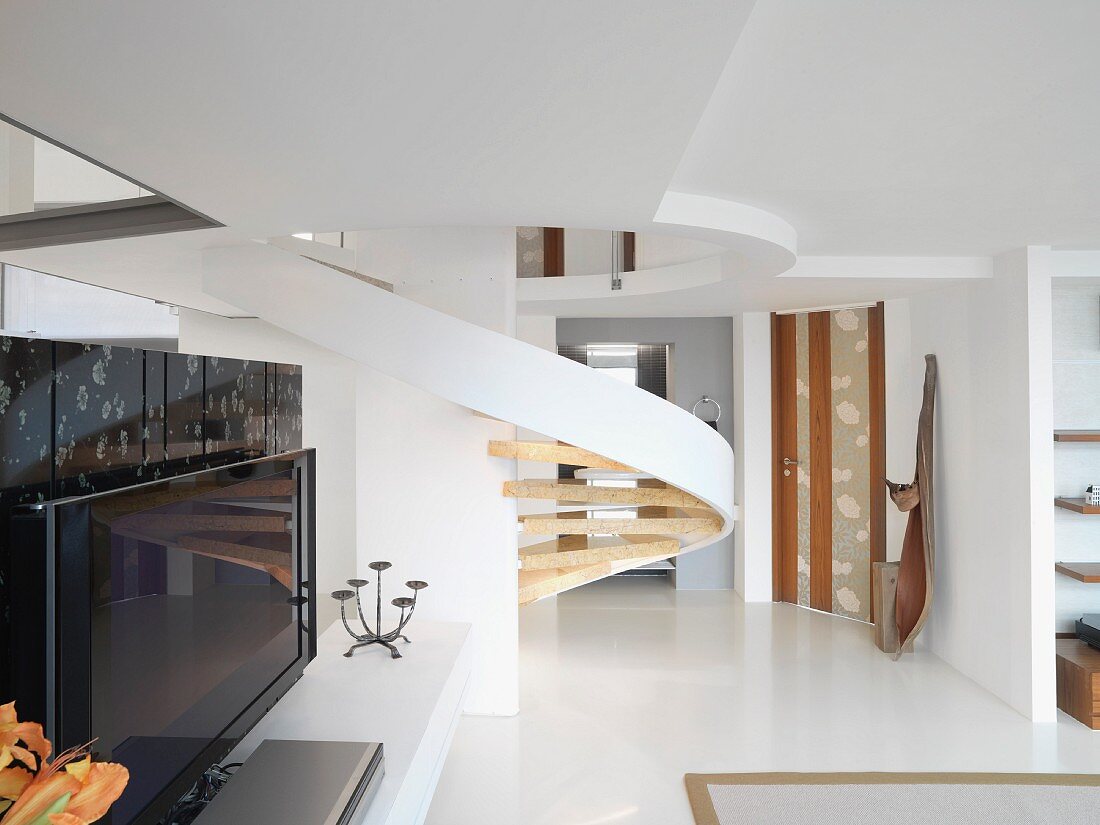 Designer Wohnraum mit Wendeltreppe