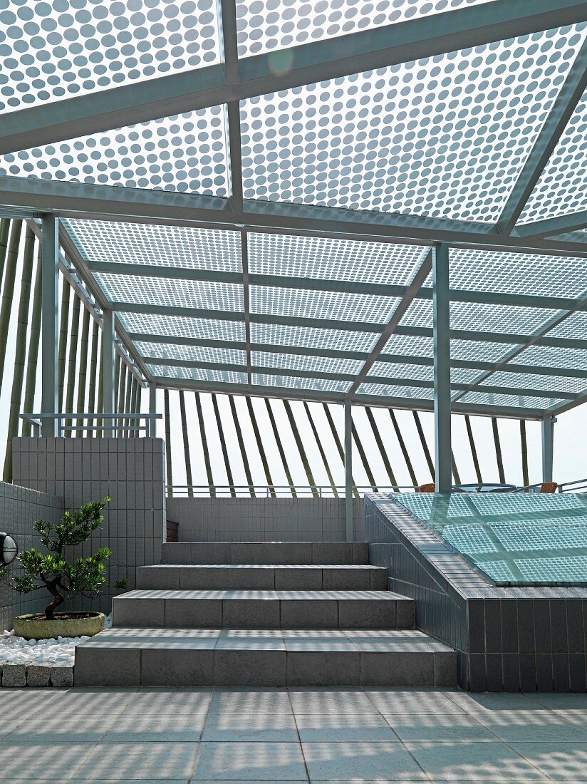 Moderne Dachterrasse mit Treppe und Glasüberdachung