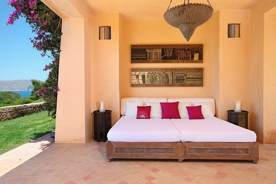 Outdoor Tagesbetten auf Veranda eines mediterranen Hauses mit Garten