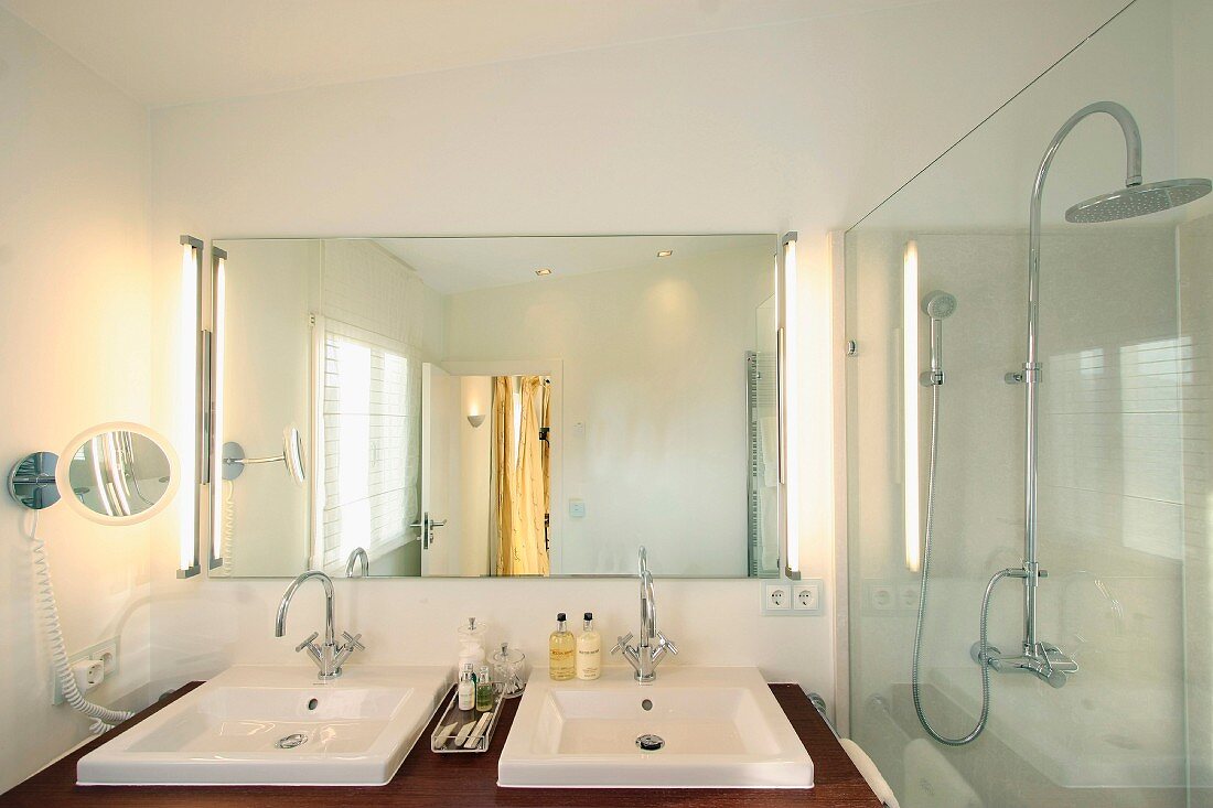 Waschtisch mit zwei Becken vor Spiegel im Designer-Bad