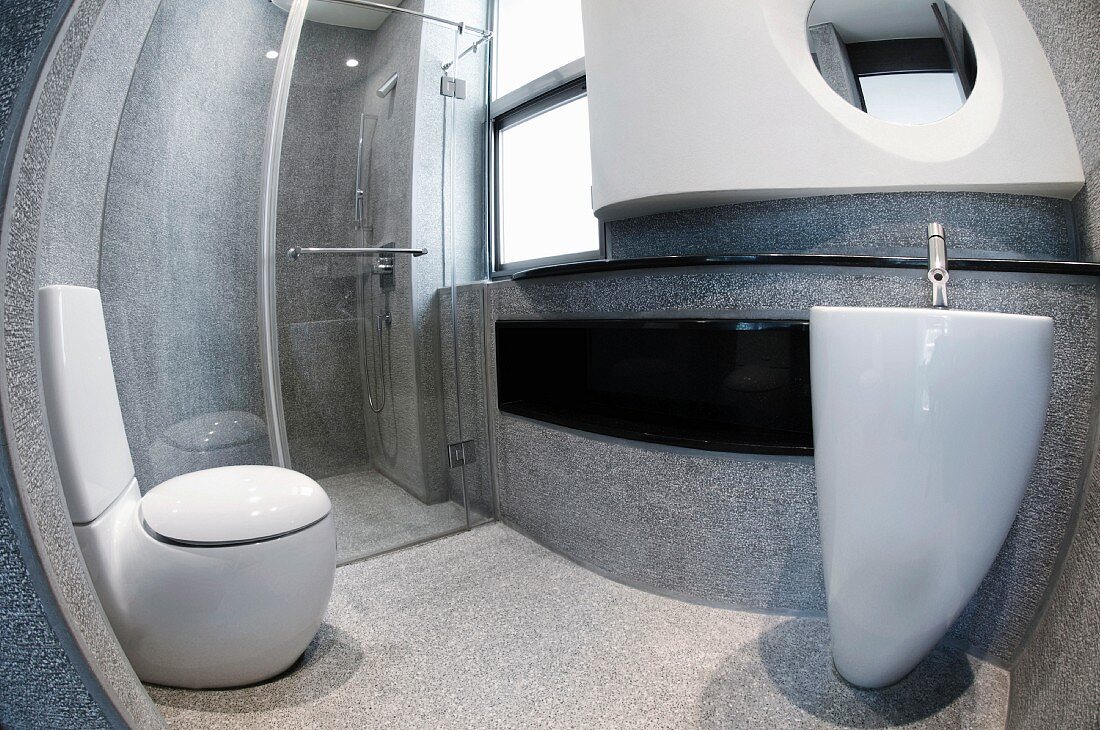 Blick durch Fischauge auf futuristisches Badezimmer aus Beton mit weissen Designer Sanitärobjekten
