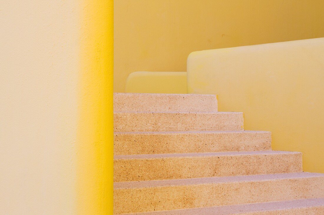 Gelber Treppenaufgang