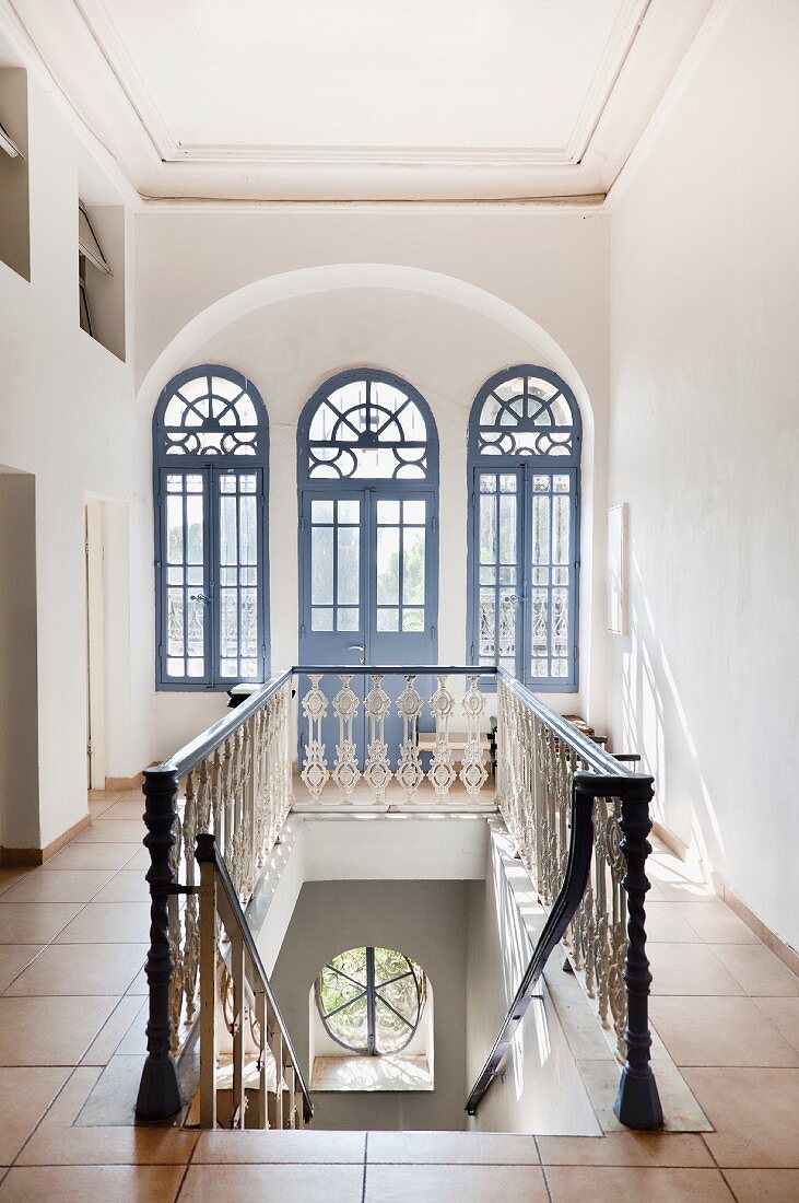 Elegantes Treppenhaus mit kunstvollem Geländer