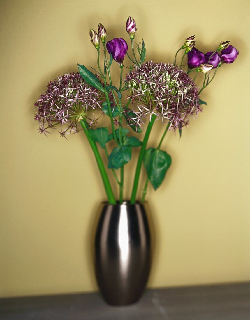 Blumenstrauss mit Schnittlauchblüten in Silbervase