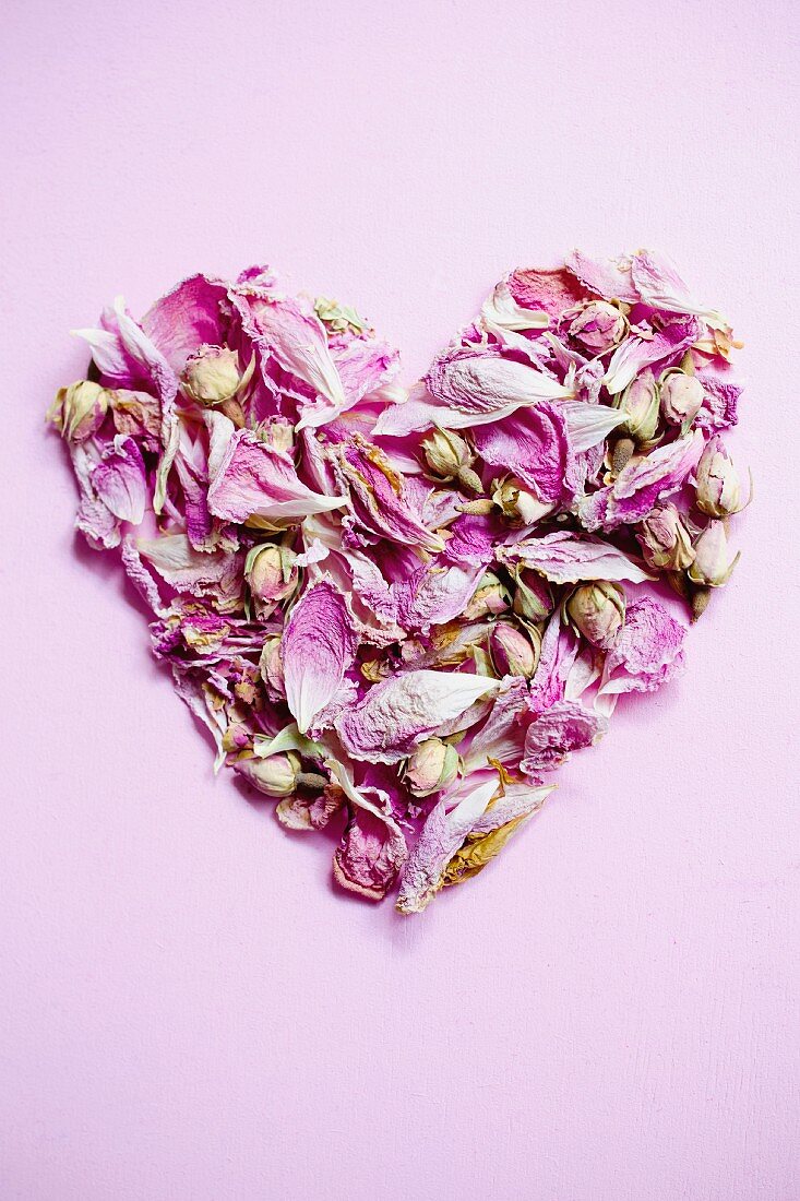 Herz aus getrockneten Rosenblättern
