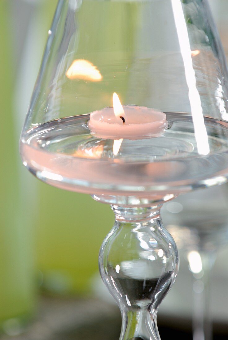 Glas Kerzenständer mit brennendem Teelicht