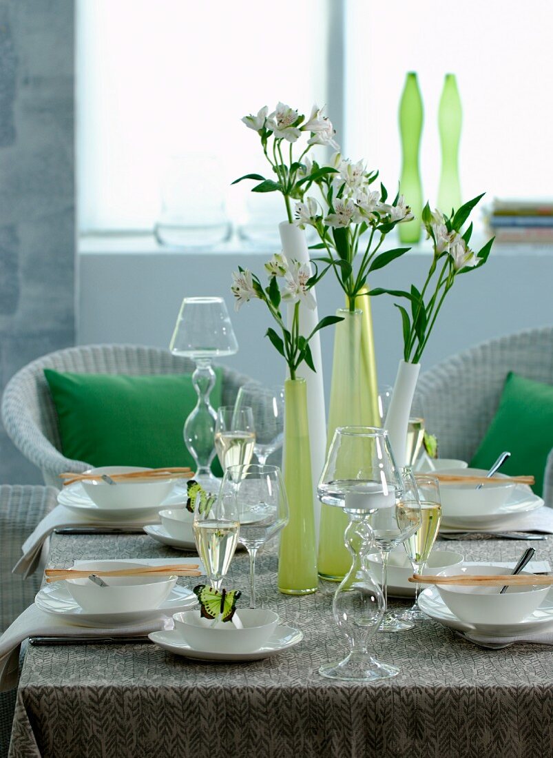 Frühlingsstimmung auf gedecktem Tisch mit Glas Kerzenständern