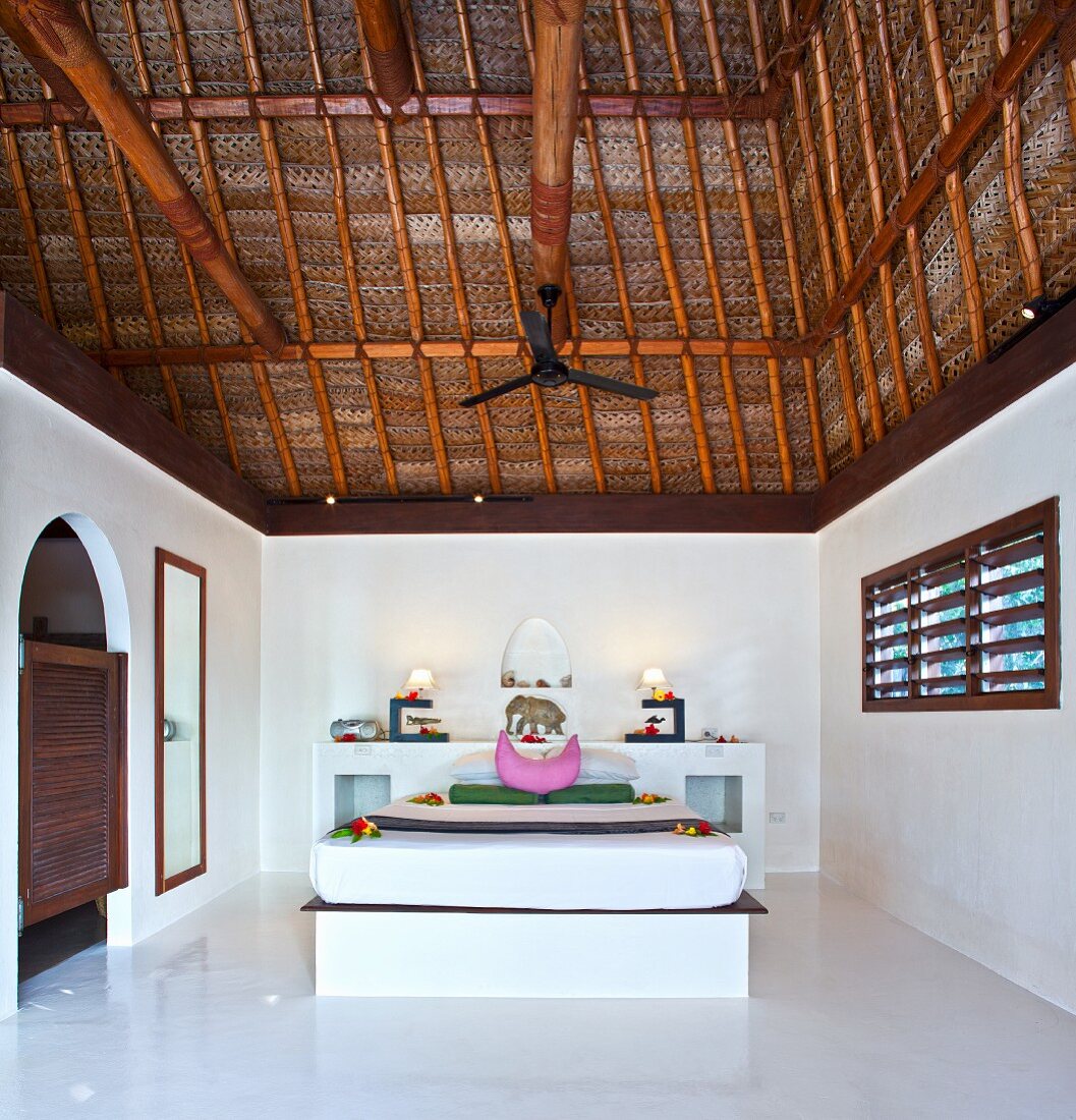 Ein Hotelzimmer in tropischem Stil