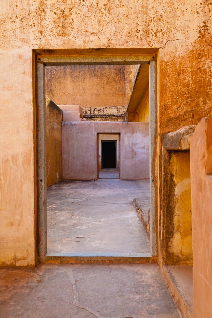 Blick durch eine Türöffnung in einen leeren Raum in Fort Amber (Indien)
