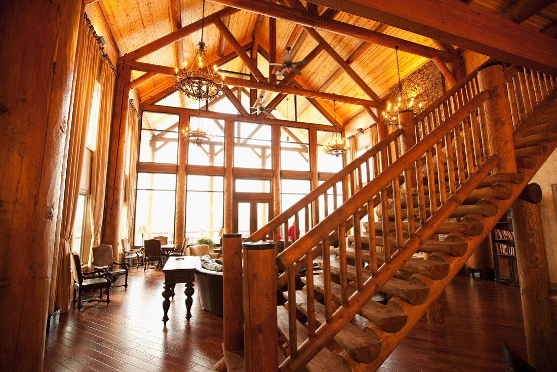 Ein Salon mit rustikaler Holztreppe