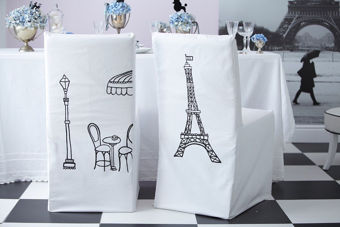Stühle mit französisch inspirierten Hussen in einem Café