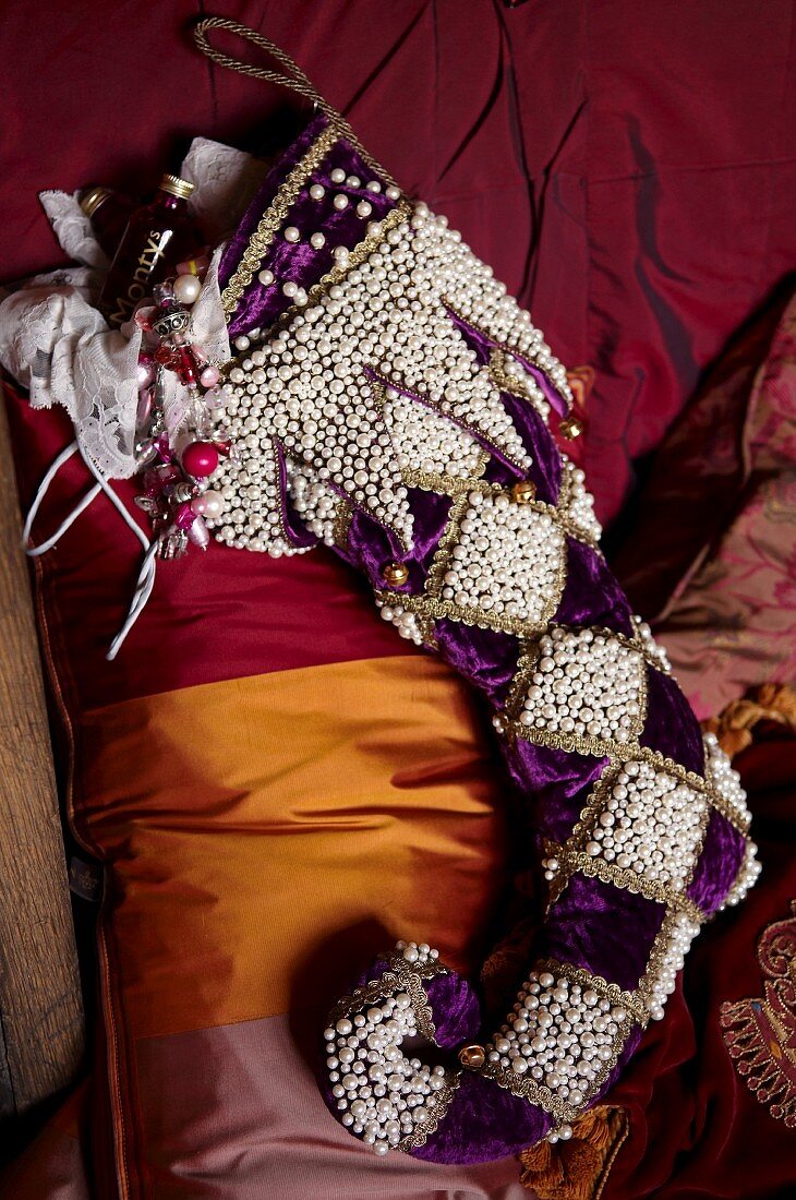 Perlen bestickter Nikolausstrumpf aus violettem Samt