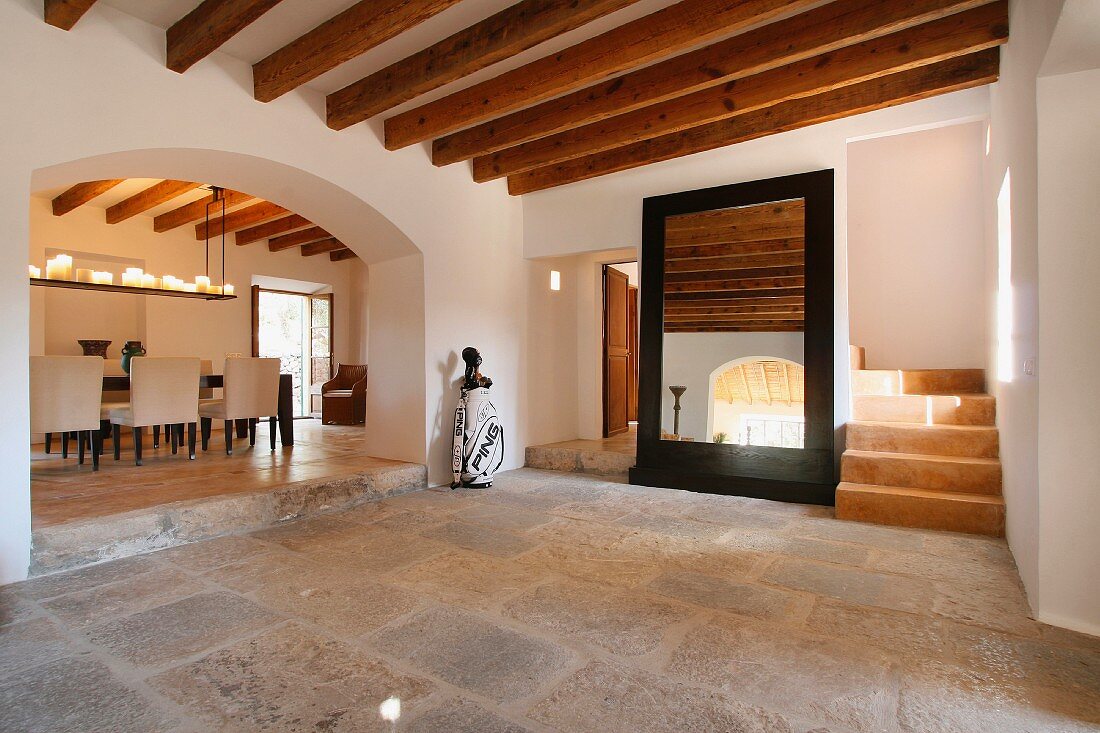 Steinboden und Holzbalkendecke im Eingangsbereich einer spanischen Villa