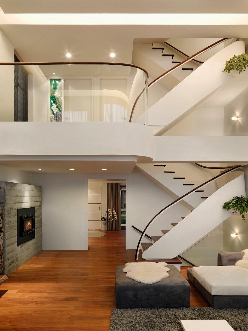 Offenes Treppenhaus mit sichtbaren Treppenläufen in modernem Wohnhaus