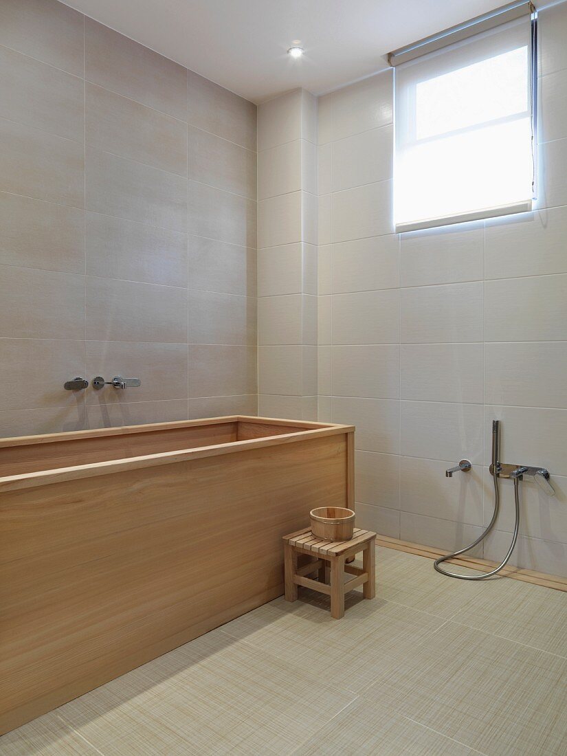Badewanne aus Holz in modernem Bad