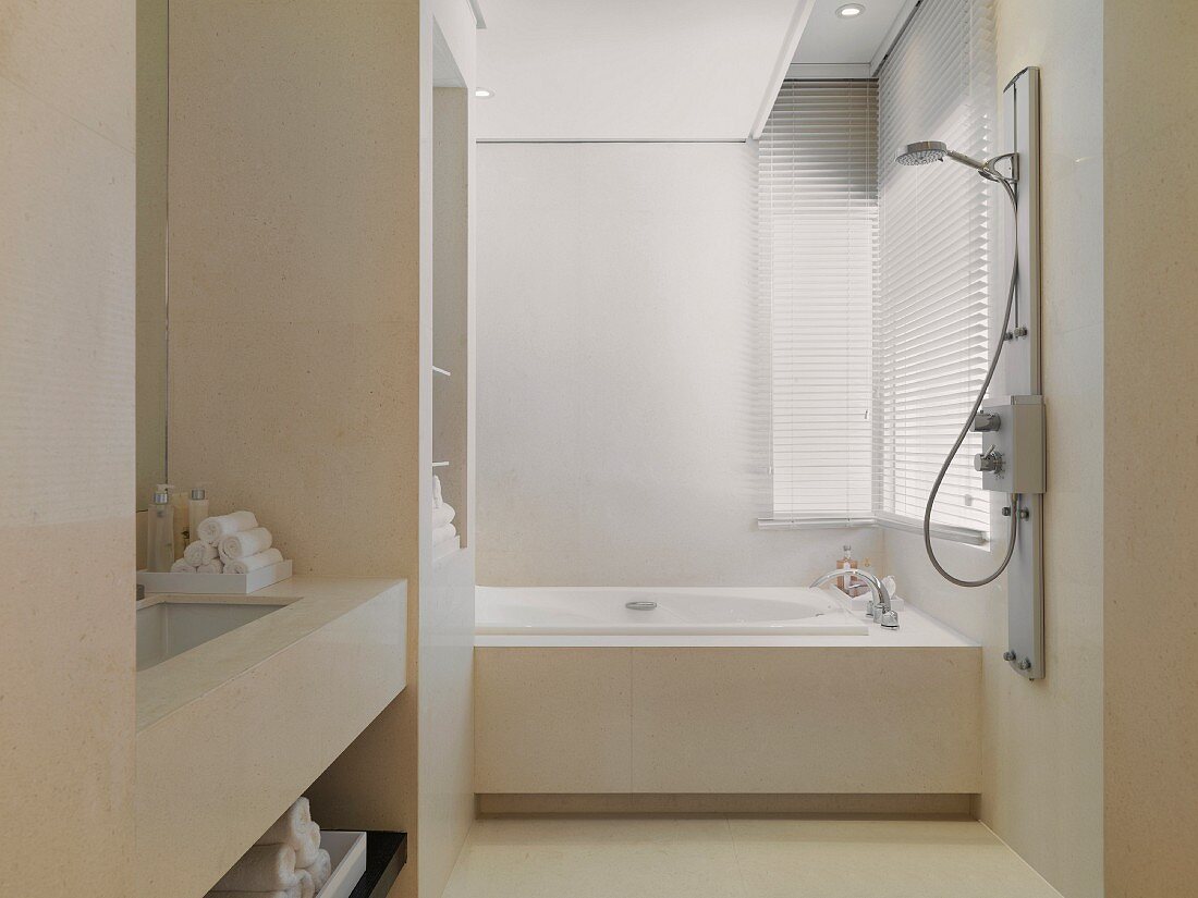Minimalistisches Bad in Weiß