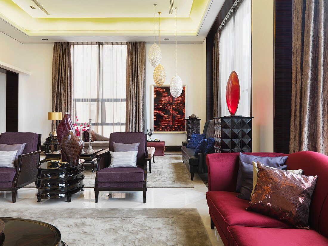 Klassisch elegante Möbel in grossem Wohnraum mit dekorativen Kunstgegenständen