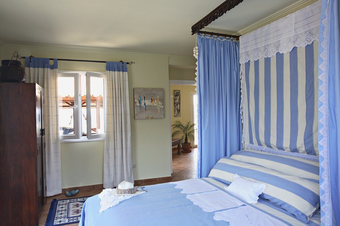 Schlafzimmer mit Doppelbett in Blau-Weiß, den traditionellen Farben Griechenlands (Villa Octavius, Lefkas, Griechenland)
