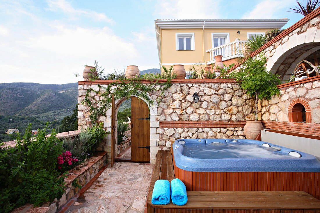 Hot tub on garden terrace (Villa Octavius, Lefkas, Greece)