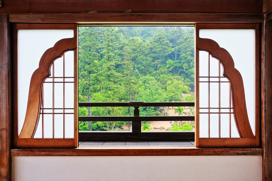 Offenes glockenförmiges Fenster (Asien)