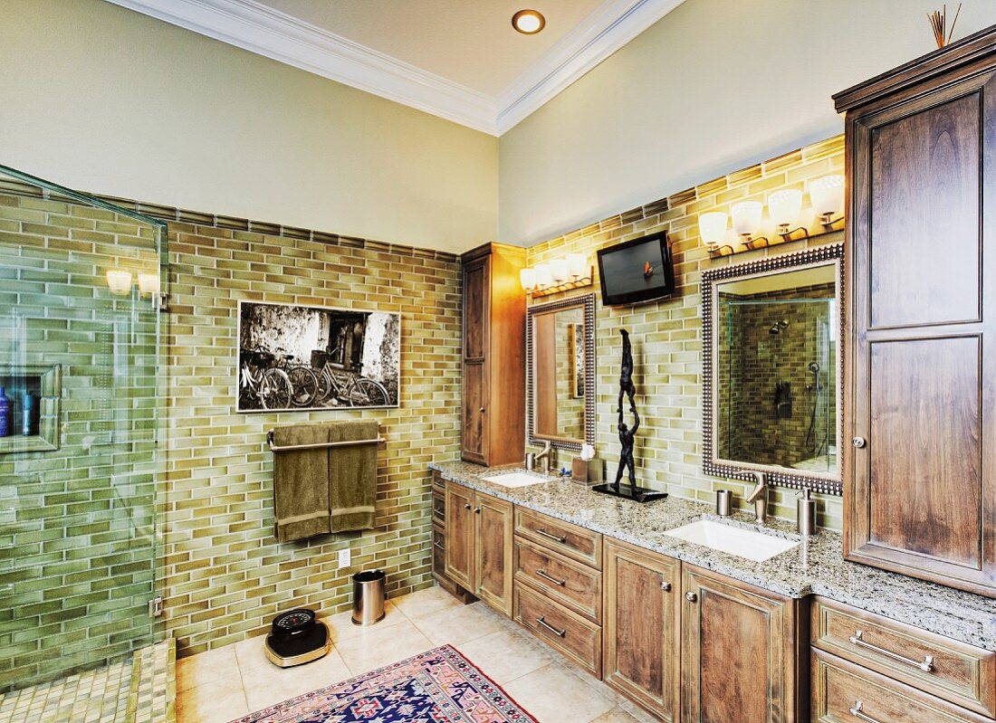 Luxuriöses Badezimmer mit Holzmöbeln