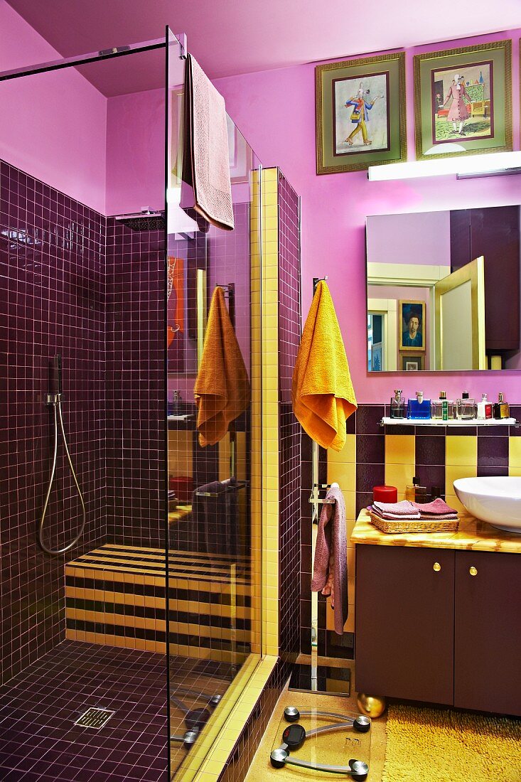 Dunkelvioletter Duschraum in eigenwilligem Badezimmer mit gelben Akzenten und vergoldeter Tür