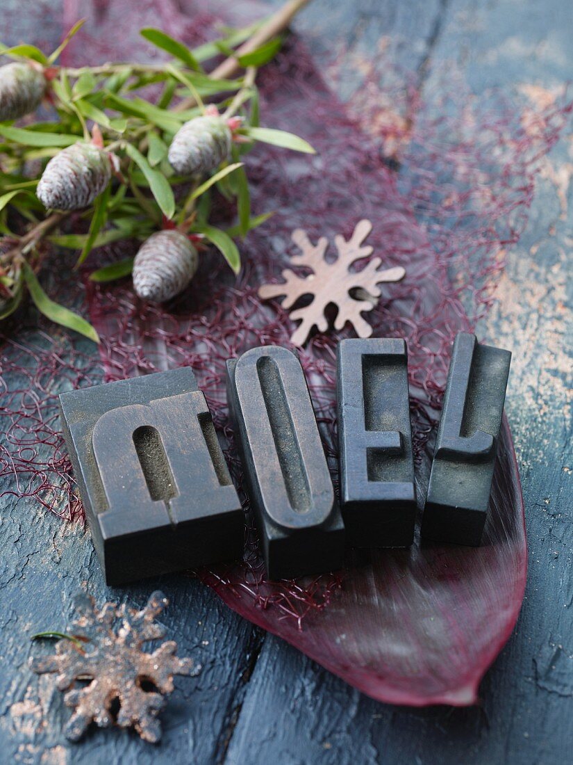 Weihnachtsdeko mit Buchstaben, Zapfen & Schneeflocken
