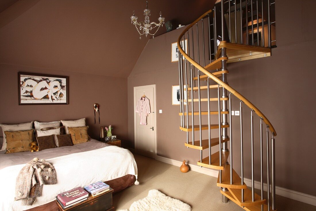 Wendeltreppe in einem geräumigen Schlafzimmer mit braunen Wänden