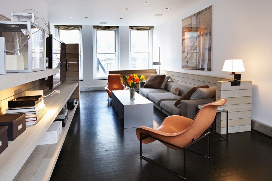 Zeitgenössische Designermöbel im Wohnzimmer mit Sofaecke und dunklem Holzboden