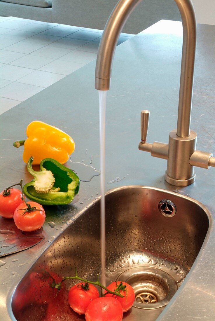 Gemüse wird im Edelstahl-Spülbecken gewaschen