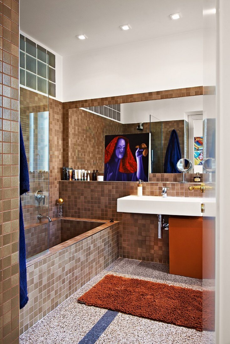 Mosaikgefliestes Designerbad in Braun mit Steinbadewanne und minimalistischem Waschtisch
