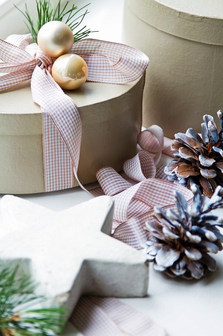 Weihnachtlich dekorierte Geschenkschachtel, Kiefernzapfen und Sternform