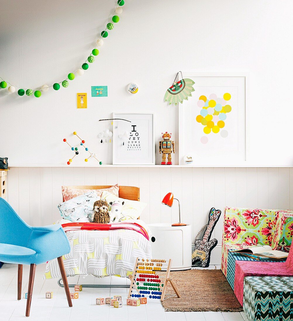 Child's room with a bed, colorful sofa and ball light chain