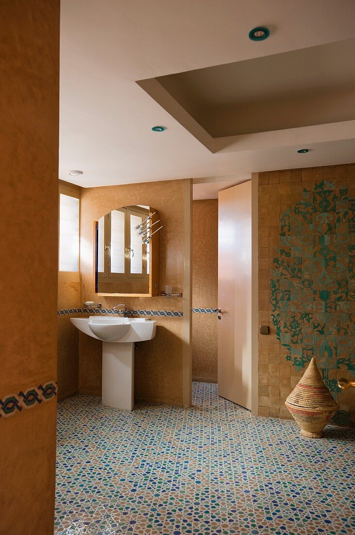 Waschtisch unter Spiegelschrank an Holz Trennwand mit offener Tür in modernem Bad mit Fliesenboden
