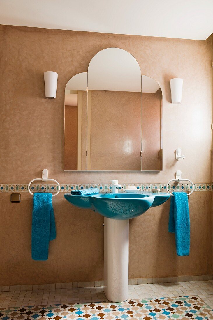 Blaues Standwaschbecken und dreiteiliger Spiegel an Wand in modernem Bad