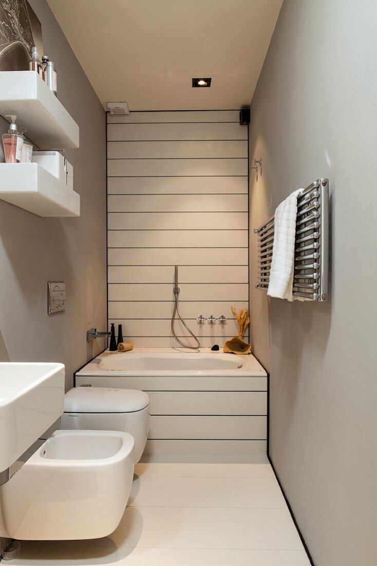 Gut ausgestattetes, schmales Badezimmer mit grauen Wänden