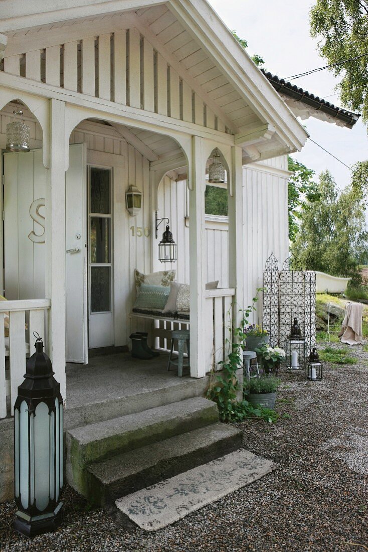 Idyllisches Sommerhaus aus Holz mit kleiner Veranda