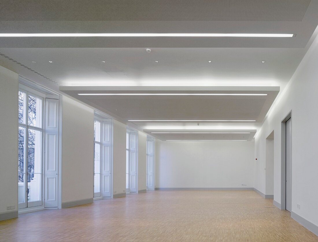 Empty gallery space with assorted lighting systems in the suspended ceiling (Goethe Institut, London)