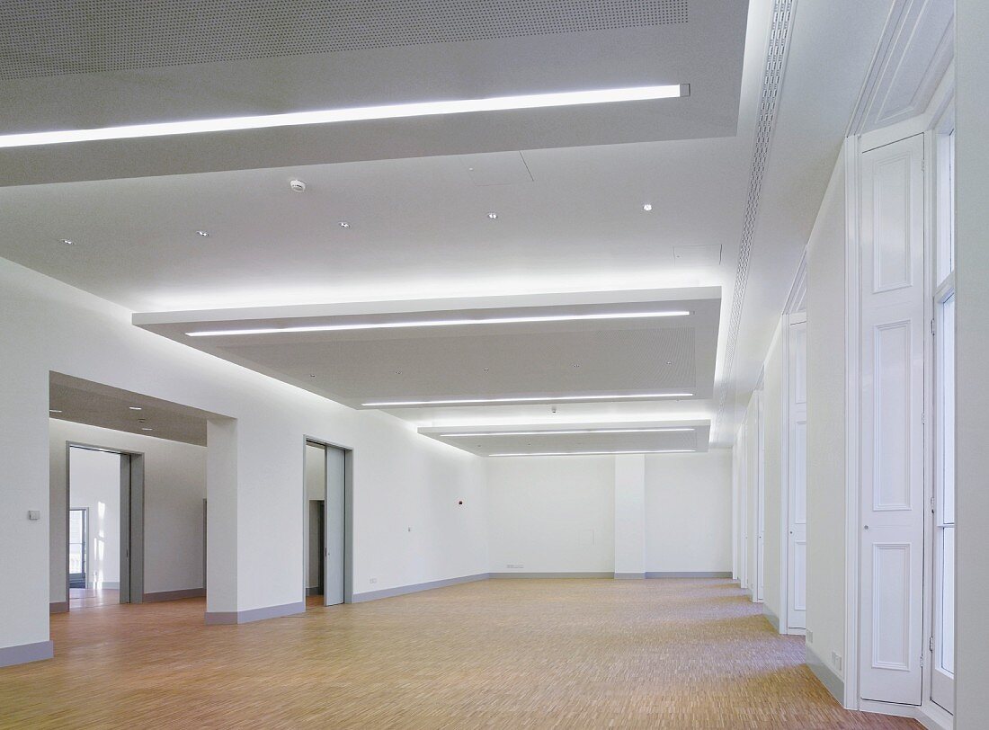 Leerer Galerieraum mit unterschiedlicher Deckenbeleuchtung in abgehängten Deckenfeldern (Goethe Institut, London)