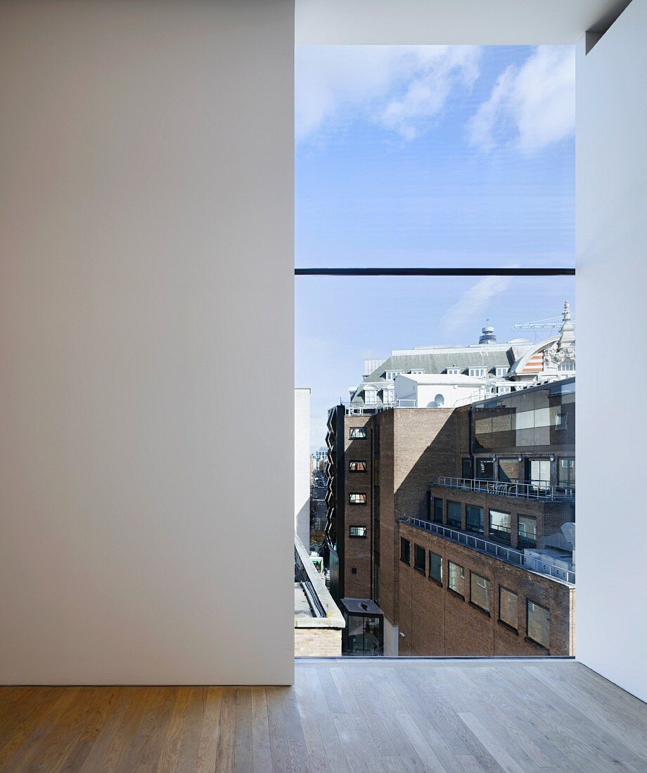 Blick durch raumhohes Fenster der Londoner Photographers' Gallery in Richtung Oxford Street