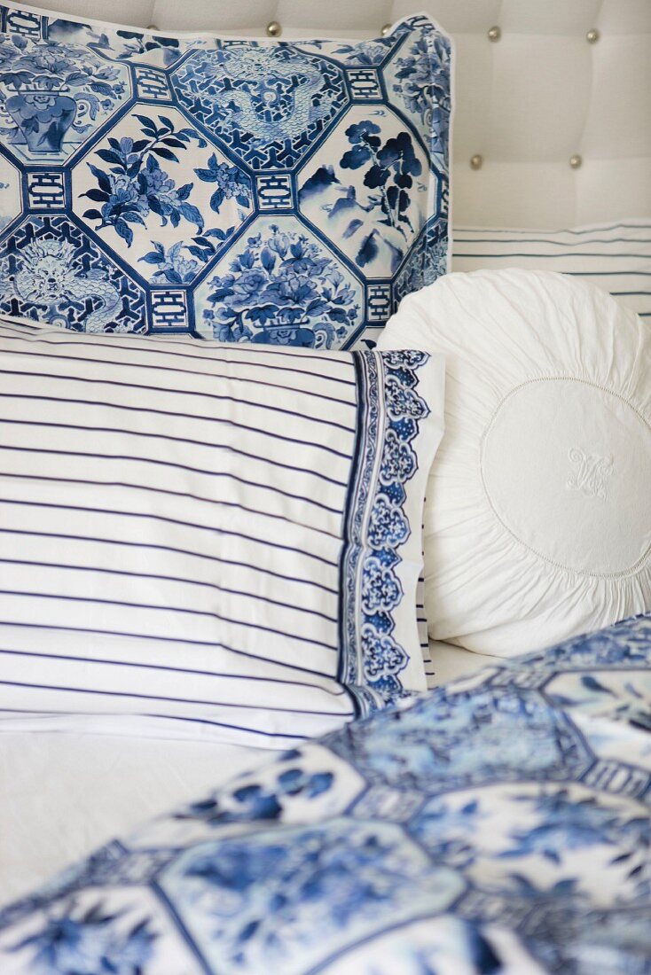 Nostalgische Bettwäsche in Weiß und Blau mit verschiedenen Mustern