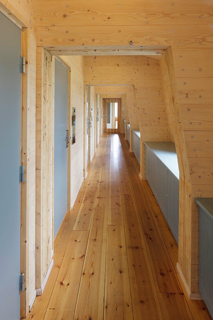 A hallway completely paneled in wood in a Norwegian hotel (Berghütte Preikestolen)