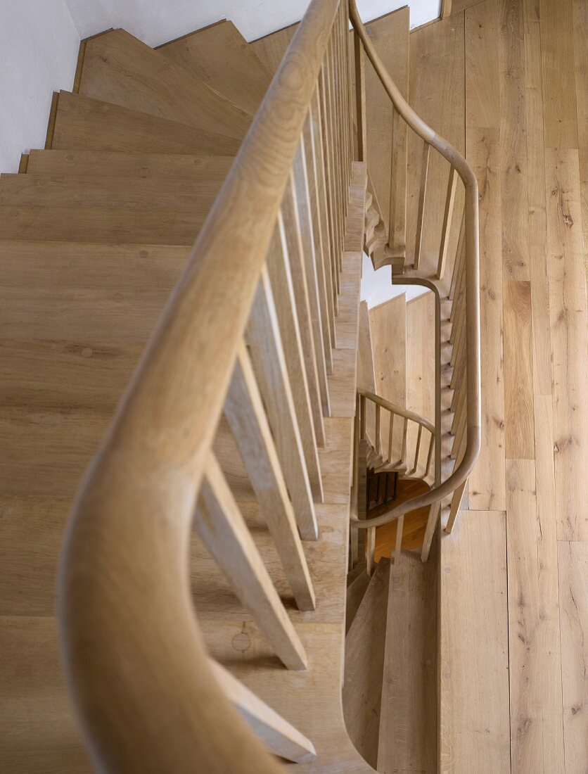 Blick von oben in einen modernen, schlichten Treppenraum aus Eichenholz (Four Oaks Brick House in the Country)