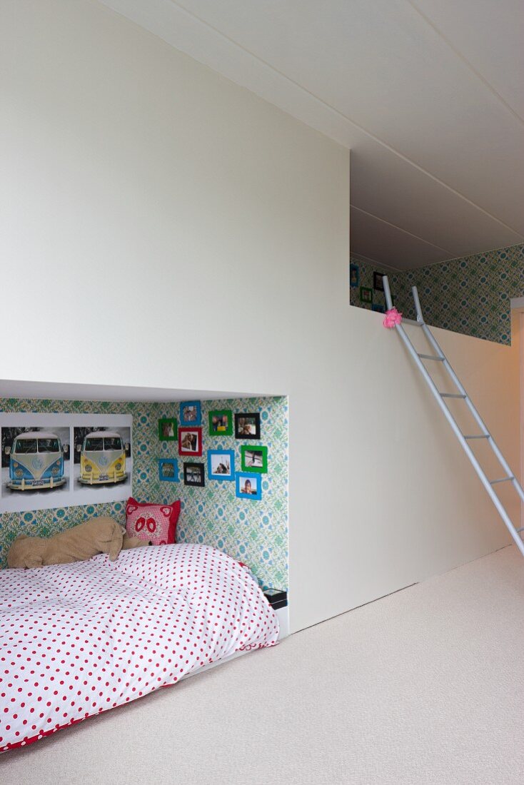 Leiter an eingebauten Schlafkojen in grossräumigem Kinderzimmer