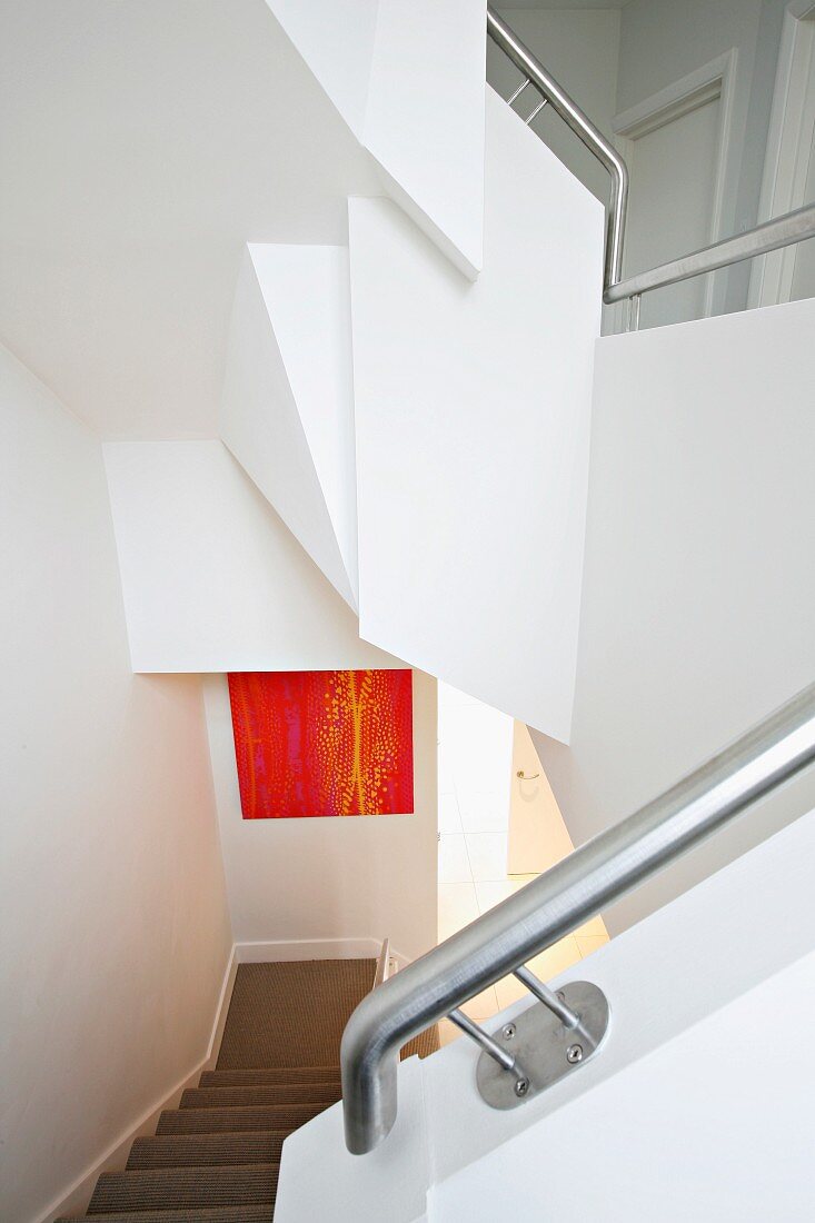Weisses Treppenhaus in moderner Architektur