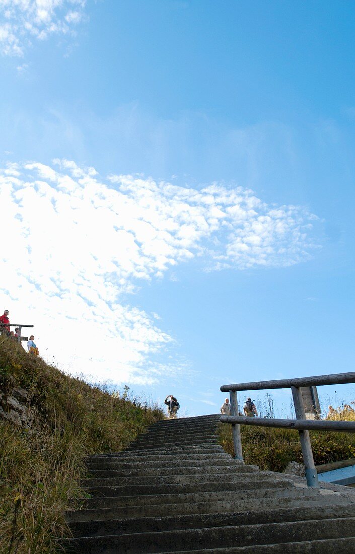 Treppe zu Aussichtsplattform in den Bergen