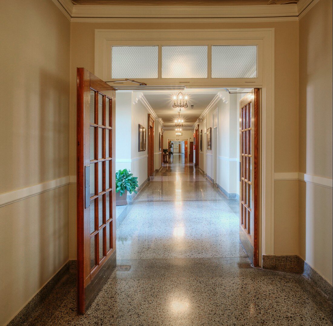 Langer Korridor im historischen Masonic Retirement Center in Des Moines, Washington