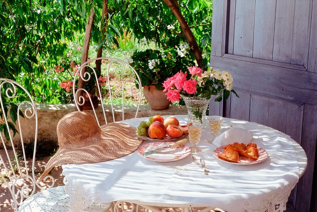Gartentisch unter einem Pfirsichbaum