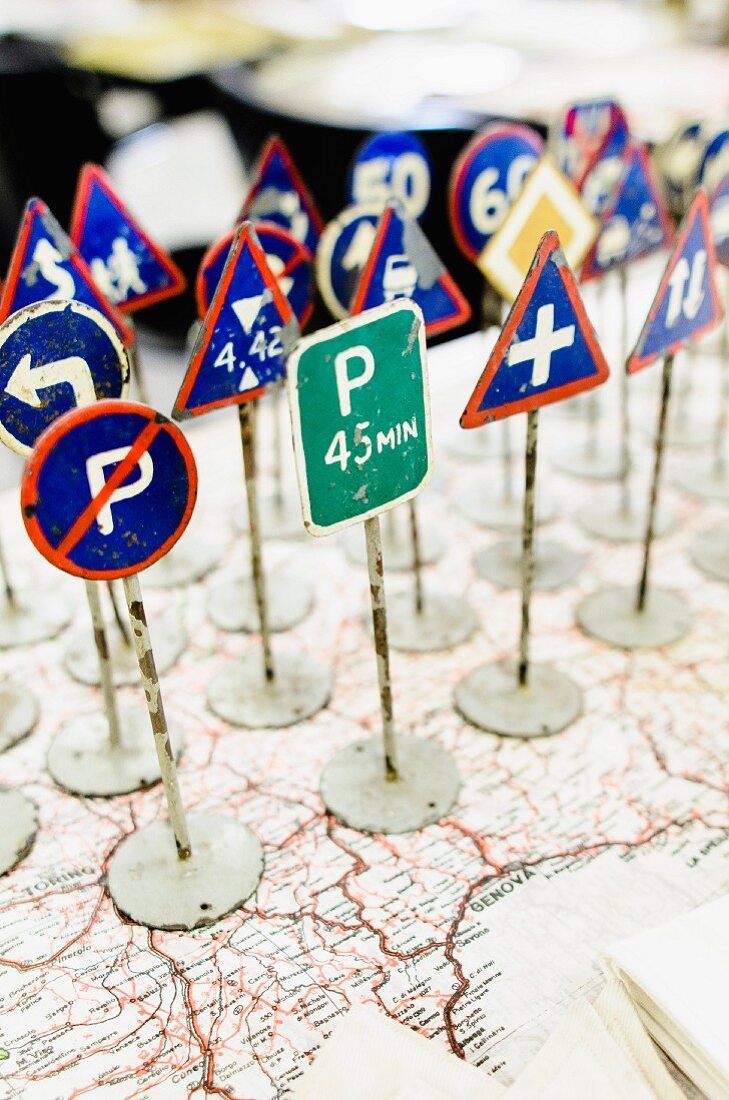Vintage Spielwaren - Miniatur Verkehrsschilder auf Landkarte aufgestellt