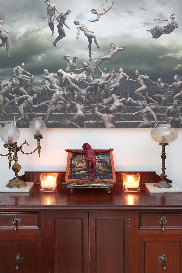 Lästerliche Installation aus surrealer Fotomontage über Kruzifixpräsentation